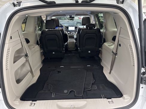 Used 2024 Chrysler Pacifica Touring-L image 12