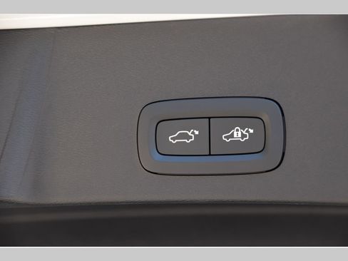 Certified 2025 Volvo XC40 B5 Plus w/ Protection Package Premier image 21