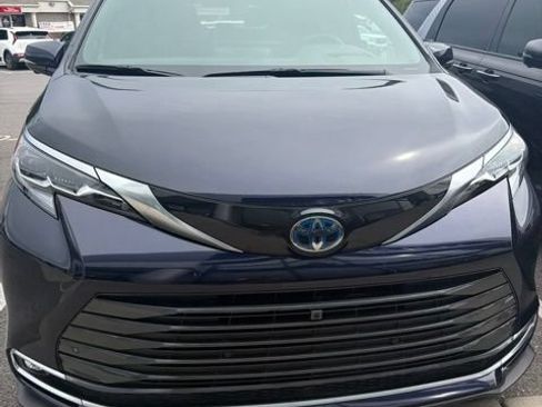 Used 2025 Toyota Sienna Platinum AWD/4WD image 2