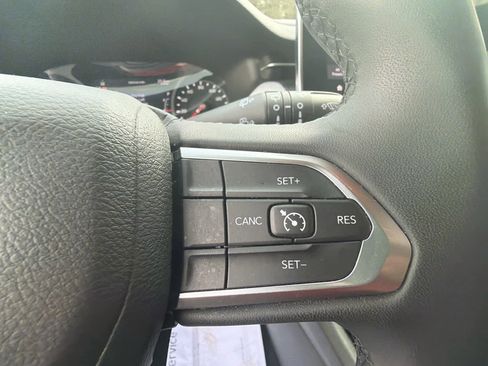 Used 2024 Jeep Compass Latitude image 23