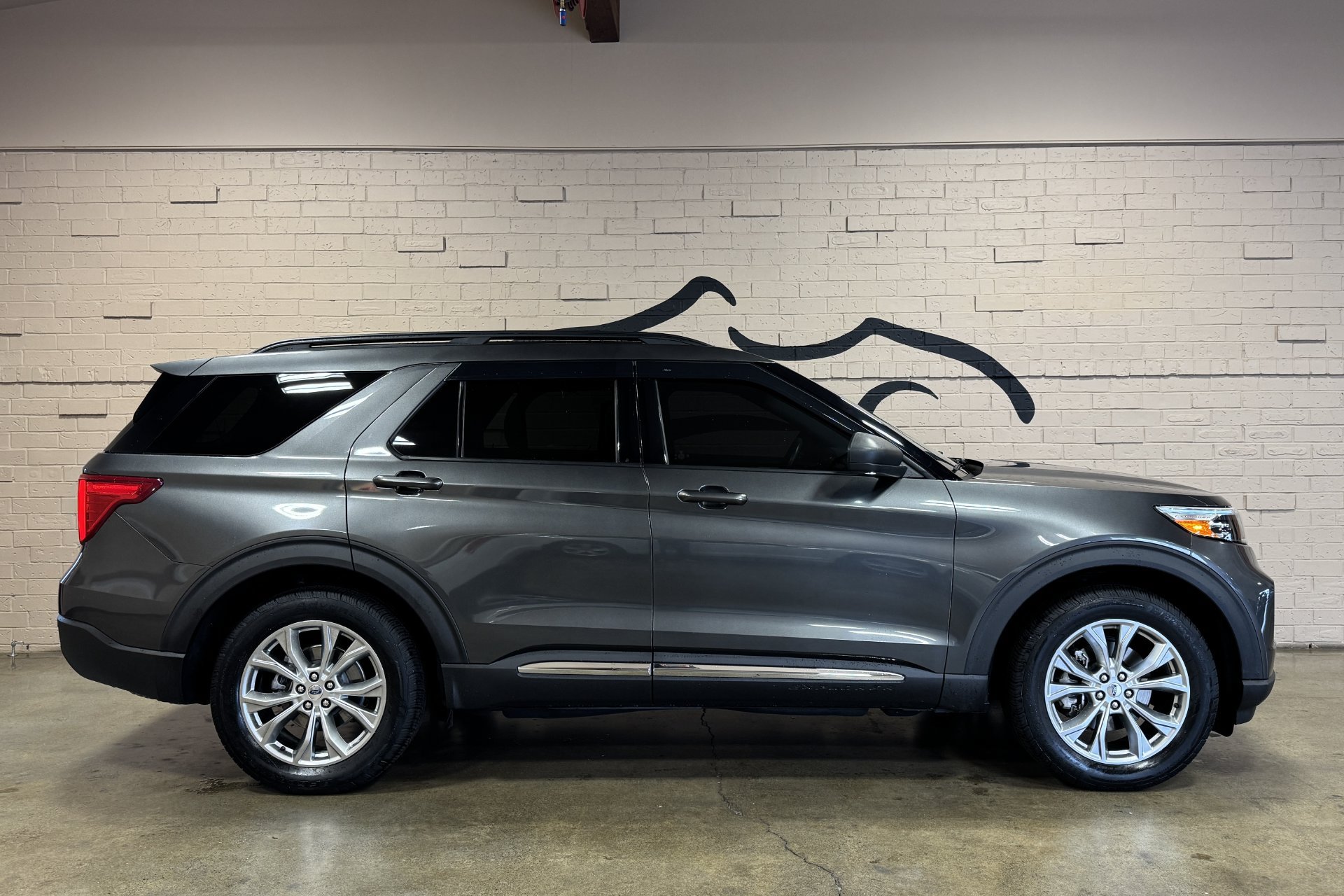 Used 2020 Ford Explorer XLT w/ Equipment Group 202A AWD/4WD image 2