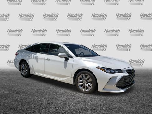 Used 2022 Toyota Avalon XLE FWD image 2