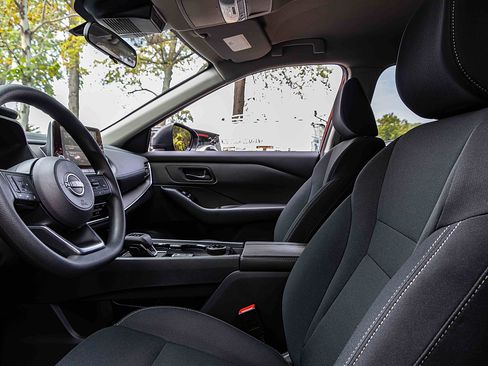 Used 2024 Nissan Rogue S image 8