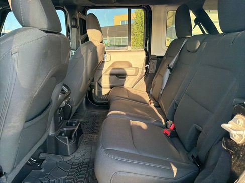 Used 2019 Jeep Wrangler Unlimited Sahara image 13