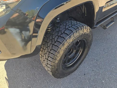 Used 2018 Toyota Tacoma TRD Sport w/ Technology Package image 4