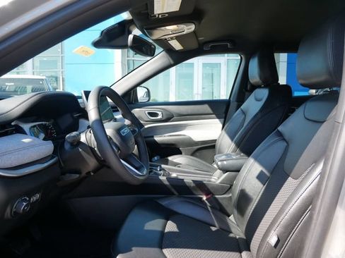 Used 2024 Jeep Compass Latitude AWD/4WD image 4