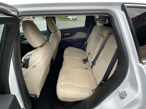 Used 2015 Jeep Cherokee Latitude w/ Comfort/Convenience Group FWD image 9