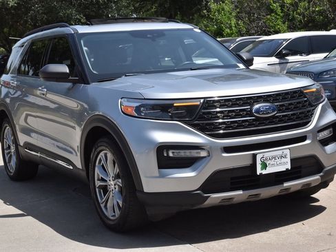 Used 2022 Ford Explorer XLT w/ Equipment Group 202A RWD image 4
