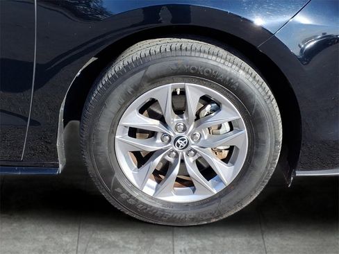 Used 2025 Toyota Sienna LE image 6