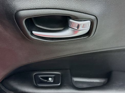 Used 2019 Jeep Compass Latitude FWD image 30