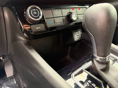 Used 2023 Jeep Compass Latitude image 24