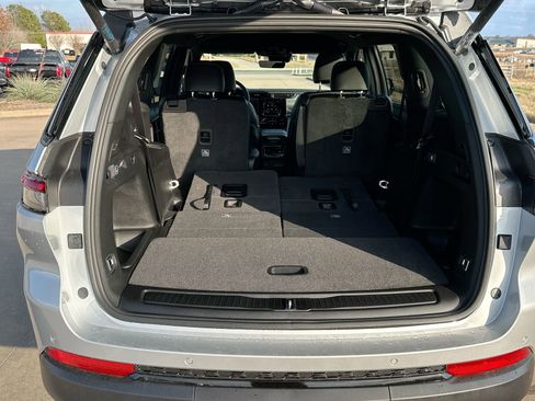 New 2025 Jeep Grand Cherokee L Laredo image 23