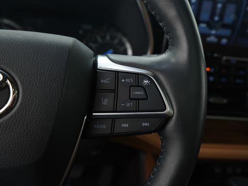 Used 2021 Toyota Highlander Platinum image 32