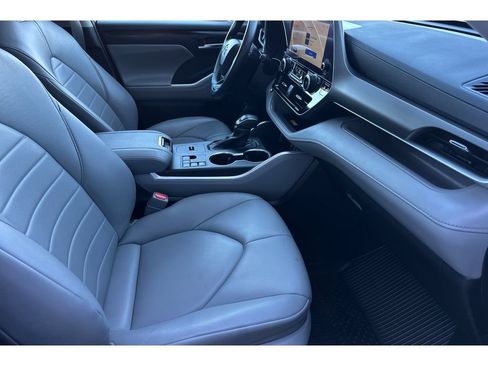 Used 2023 Toyota Highlander XLE FWD image 17