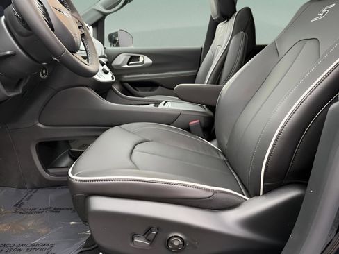 New 2026 Chrysler Pacifica Limited w/ S Appearance Package image 21
