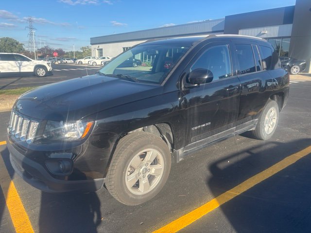 Used 2017 Jeep Compass Latitude FWD image 2