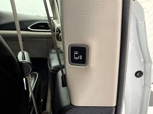 Used 2023 Chrysler Pacifica Limited FWD image 32