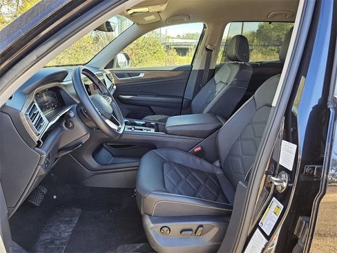 Used 2025 Volkswagen Atlas SE image 12