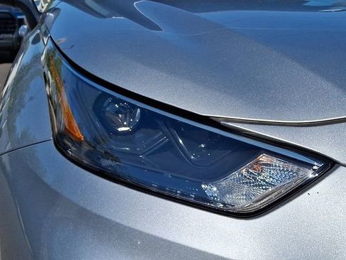 Used 2023 Toyota Highlander LE AWD/4WD image 9