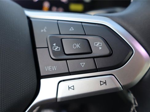 New 2026 Volkswagen Tiguan SE image 17