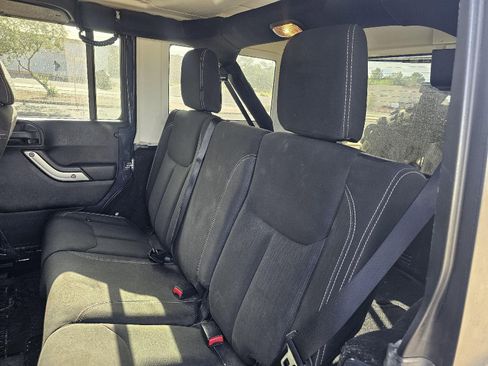 Used 2016 Jeep Wrangler Unlimited Rubicon w/ Connectivity Group AWD/4WD image 22