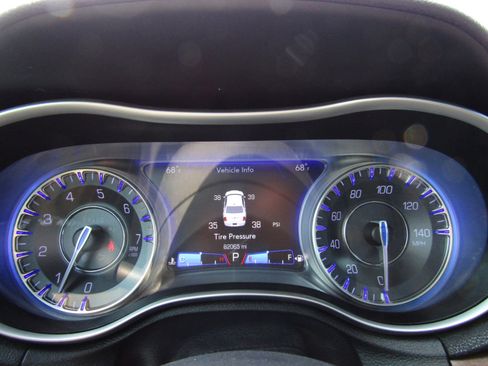 Used 2017 Chrysler 300 C Platinum image 16