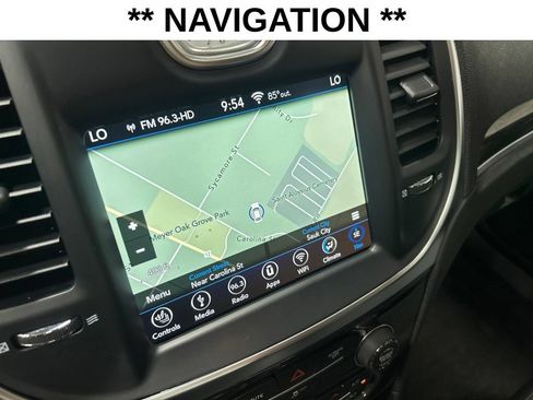 Certified 2018 Chrysler 300 Touring L AWD/4WD image 9