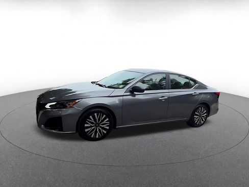 Used 2025 Nissan Altima 2.5 SV FWD image 8