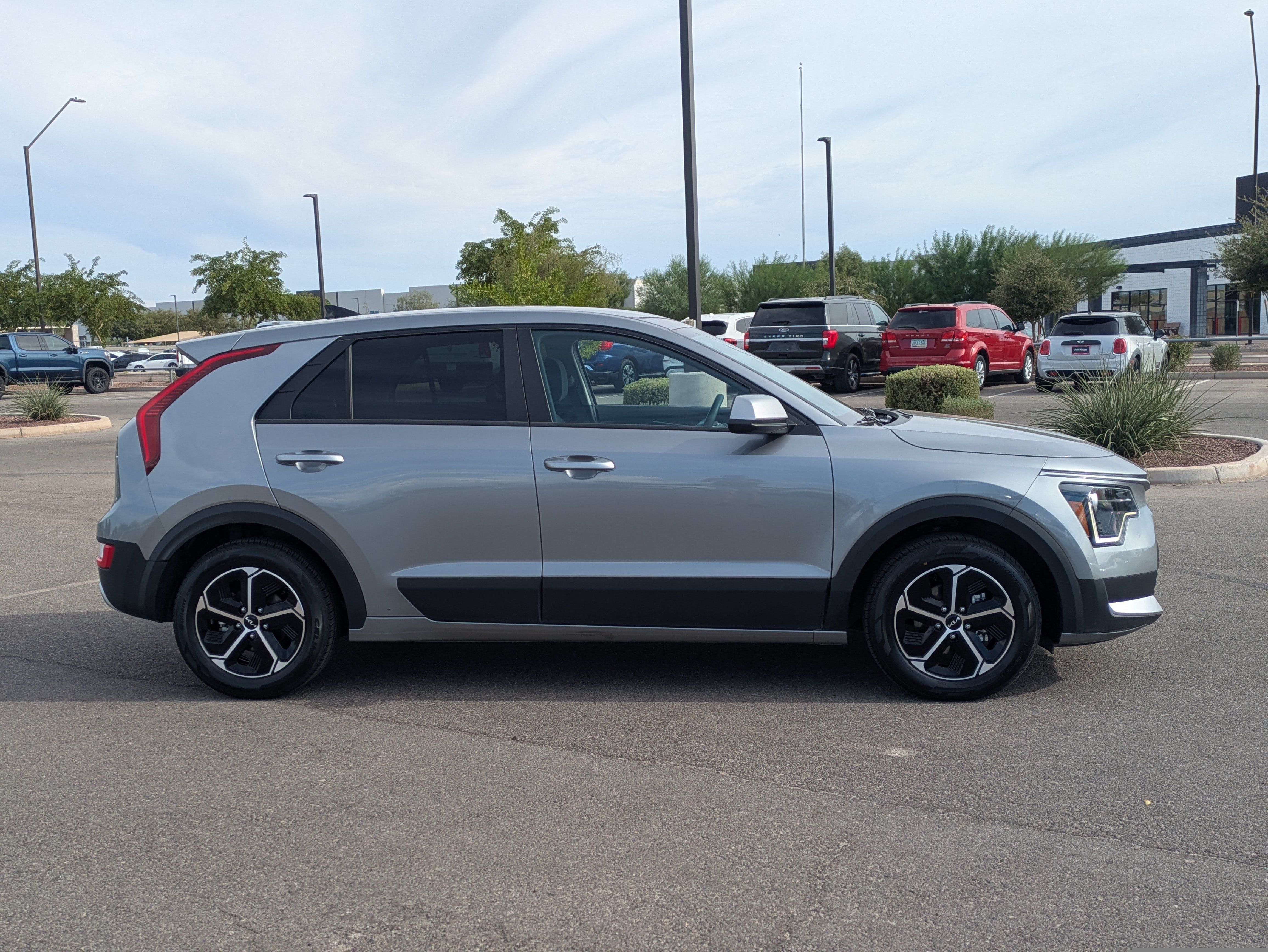 Certified 2025 Kia Niro LX FWD image 6