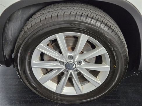 Used 2017 Volkswagen Tiguan S image 12