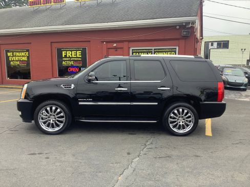 Used 2011 Cadillac Escalade Luxury image 4