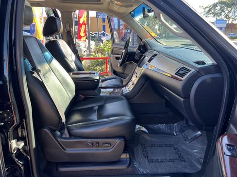 Used 2012 Cadillac Escalade Premium image 19