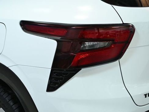 Used 2024 Chevrolet Trax RS w/ Sunroof Package image 16