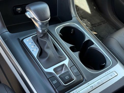 Used 2023 Kia Carnival LX image 13