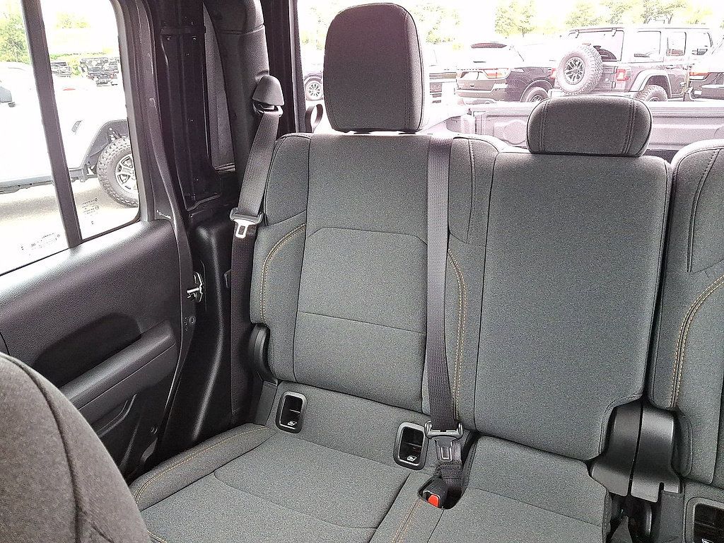 Used 2025 Jeep Gladiator Sport AWD/4WD image 12