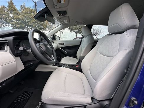 Used 2025 Toyota Corolla Cross LE image 25