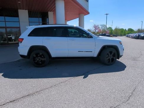 Used 2019 Jeep Grand Cherokee Laredo image 29