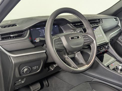 New 2025 Jeep Grand Cherokee Altitude image 10