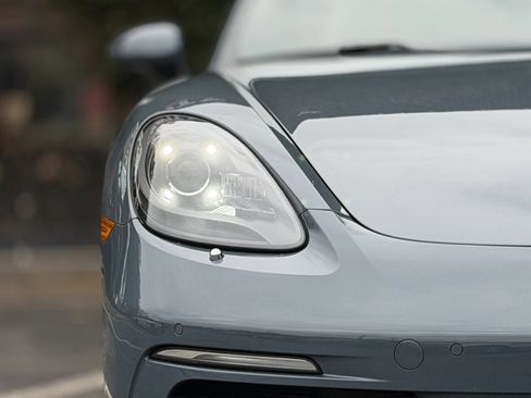 Used 2018 Porsche 718 Cayman image 4