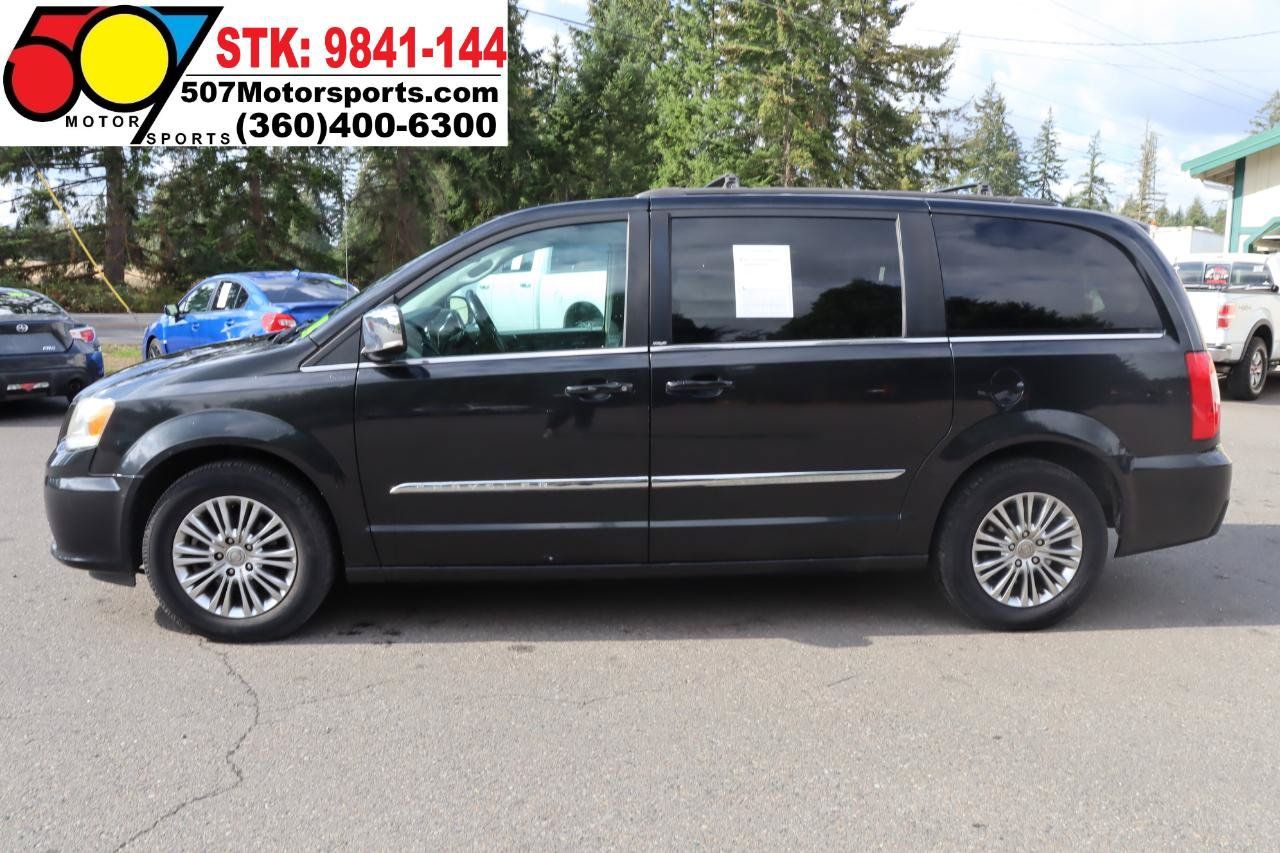 Used 2014 Chrysler Town & Country Touring-L FWD image 3