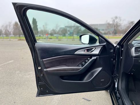 Used 2018 MAZDA MAZDA3 Touring FWD image 9