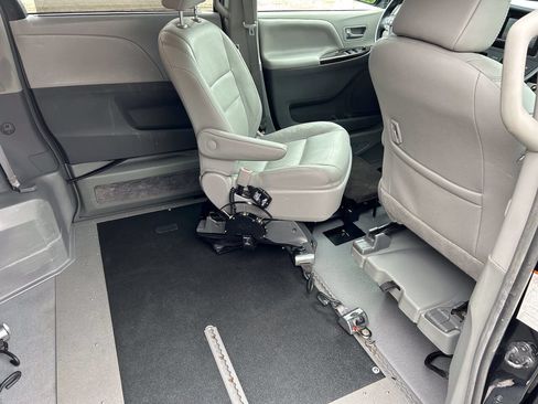 Used 2017 Toyota Sienna XLE FWD image 8