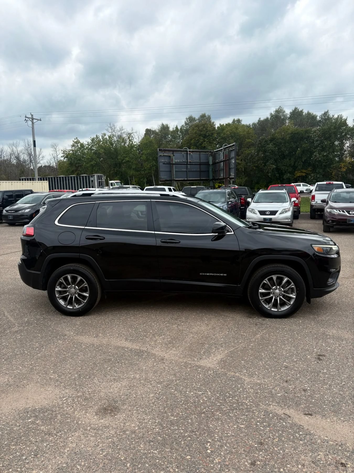 Used 2019 Jeep Cherokee Latitude Plus AWD/4WD image 4