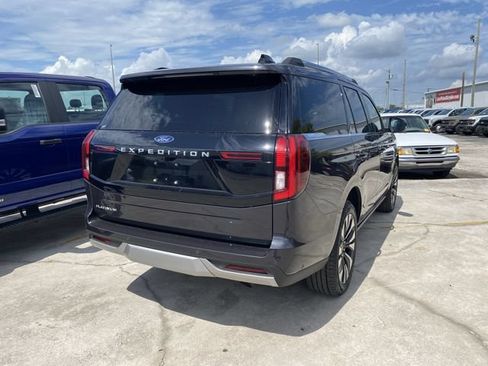 Used 2025 Ford Expedition Platinum w/ Driver's Package AWD/4WD image 4