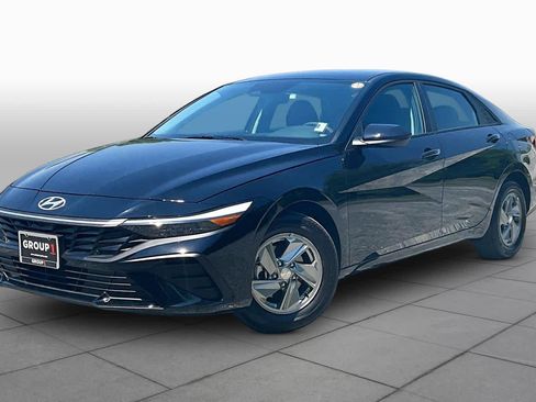 Used 2026 Hyundai Elantra SE FWD image 1