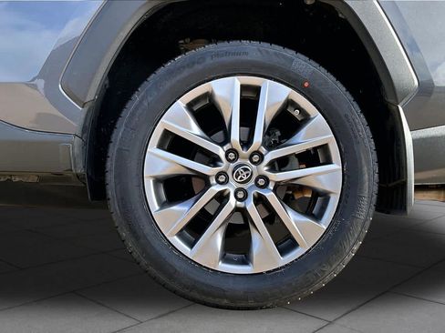 Used 2022 Toyota RAV4 XLE Premium image 11