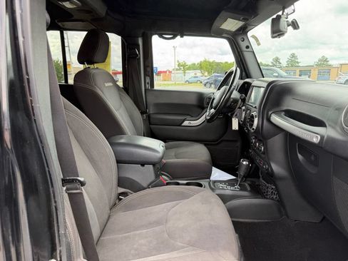 Used 2016 Jeep Wrangler Unlimited Sahara w/ Connectivity Group AWD/4WD image 31