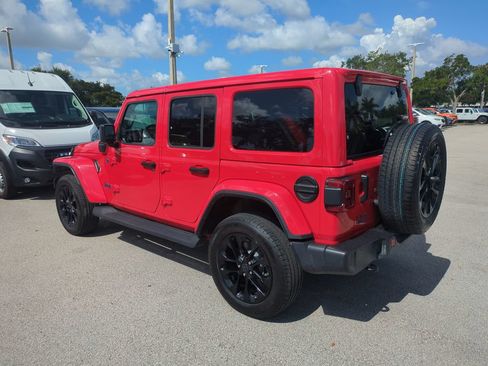 Used 2025 Jeep Wrangler Unlimited Sahara AWD/4WD image 8