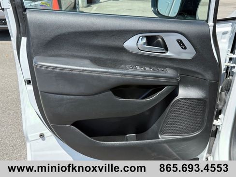 Used 2025 Chrysler Pacifica Limited FWD image 16