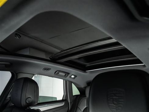 Certified 2026 Porsche Macan AWD/4WD image 17